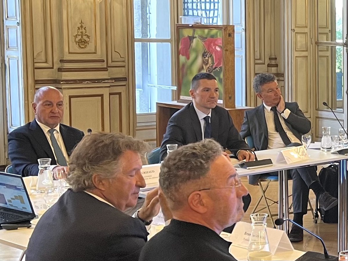 david_valence's tweet photo. Plus de 2 heures d’échanges hier
pour les membres du Conseil
d’orientation des infrastructures
avec le Ministre des transports
@PhilippeTabarot!
Notre rapport sur les grands projets
sera remis au Gouvernement
après les municipales. @F_Deletraz
@gintz @FNAUT_fr https://t.co/4yR7FMMm3i