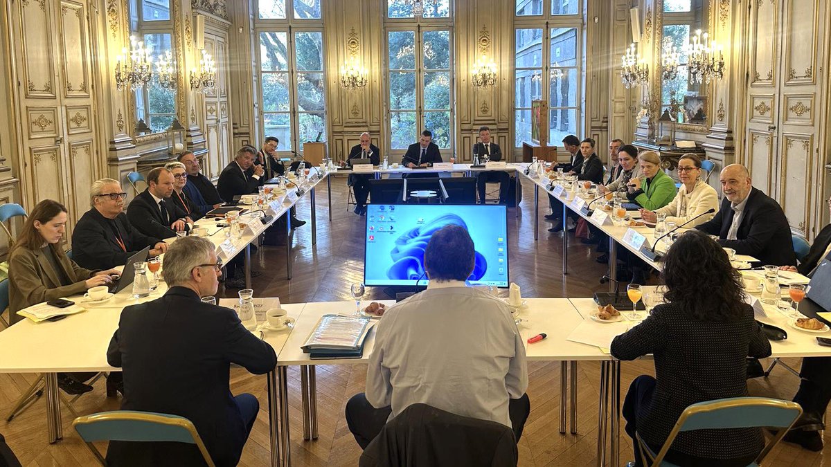 david_valence's tweet photo. Plus de 2 heures d’échanges hier
pour les membres du Conseil
d’orientation des infrastructures
avec le Ministre des transports
@PhilippeTabarot!
Notre rapport sur les grands projets
sera remis au Gouvernement
après les municipales. @F_Deletraz
@gintz @FNAUT_fr https://t.co/4yR7FMMm3i