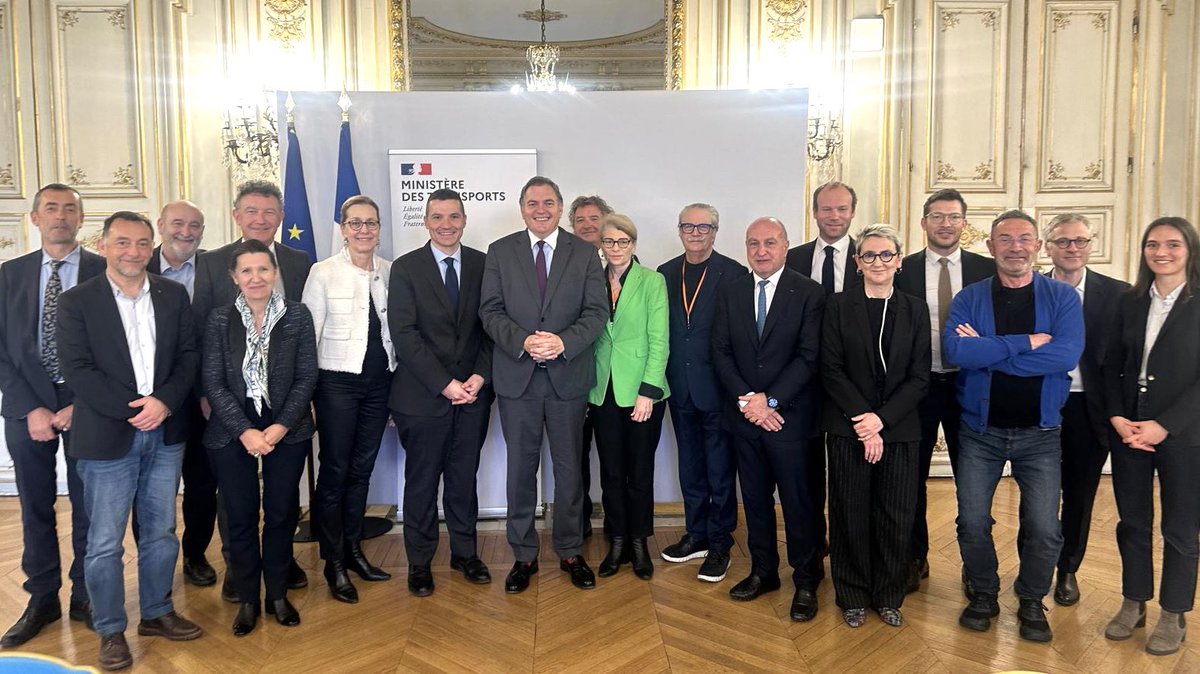 david_valence's tweet photo. Plus de 2 heures d’échanges hier
pour les membres du Conseil
d’orientation des infrastructures
avec le Ministre des transports
@PhilippeTabarot!
Notre rapport sur les grands projets
sera remis au Gouvernement
après les municipales. @F_Deletraz
@gintz @FNAUT_fr https://t.co/4yR7FMMm3i