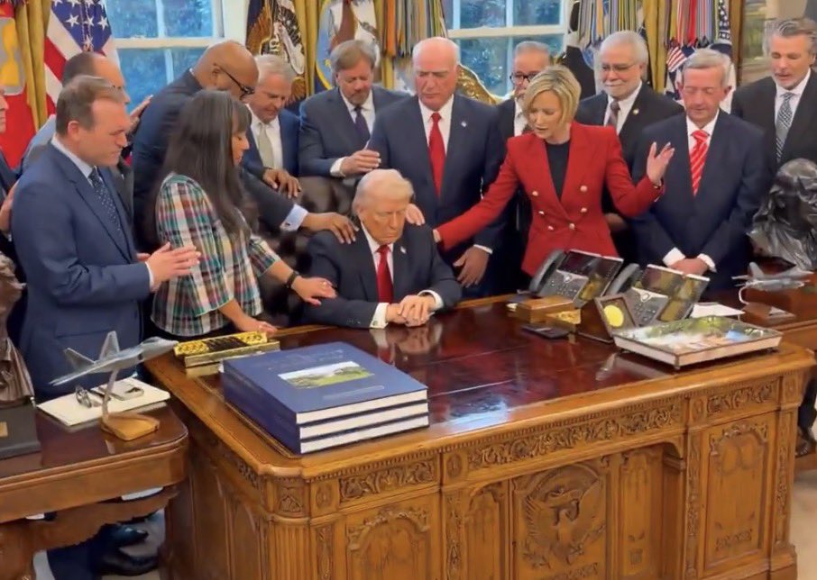 Avadnanulutas's tweet image. Gözüken aslında gerçek olan!
"Yüzyıllardır karınlarını insan etiyle, ceplerini de parayla doldurmaya alışmışlar... ama vampir dansının sona ermek üzere olduğunu anlamalılar."
@realDonaldTrump dansın sona ermek üzere.
#EpsteinTrumpFiles