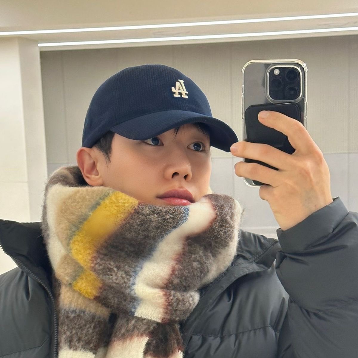 아무리 섹시 바지 입고 모닝빵 6개를 구워도 숨길 수 없는 귀여움이 원호에겐 있다..