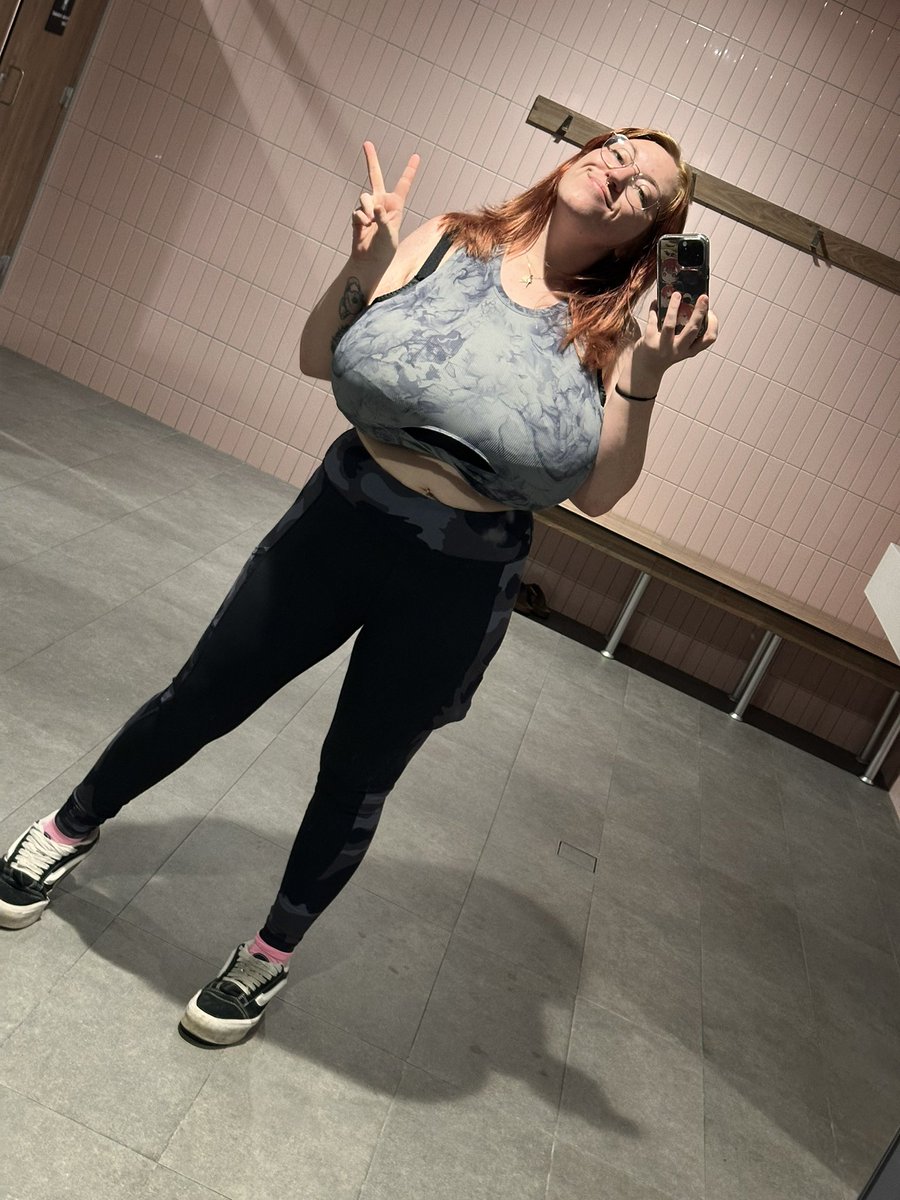 who3temptress's tweet photo. BIG BITTY DAY AT THE GYM! #gym #motivation #tryingmybest #chestworkout https://t.co/GJXxSmtj1P