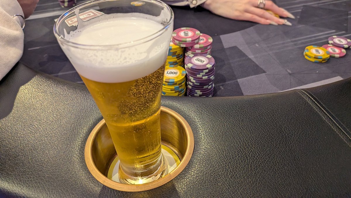 posha8823's tweet photo. 新宿でポーカーしてたら偶然あんじゅさんと会って、まさかの同郷で盛り上がり、ビールご馳走してくださいました😭 https://t.co/xnnQhzfSpq
