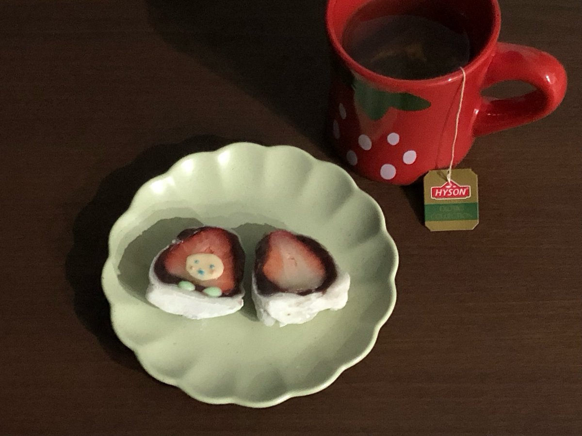 Hi_Siru's tweet photo. 다마고치 이치고치 찹쌀떡과
선물 받은 블루베리 티..🍵 https://t.co/5bdpnhnerZ