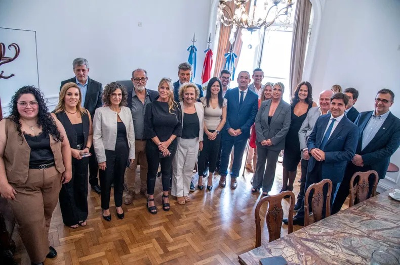 📷 APERTURA. Ma Fernanda Rey, Norma López, Fernanda Gigliani y Sabrina Prence fueron los únicos concejales opositores que se sumaron al oficialismo de Unidos (sin Lifschitz ni Raspall) en la foto con Javkin.

🗣️"Pregunté. Respondieron que estaban todos invitados pero que fueron