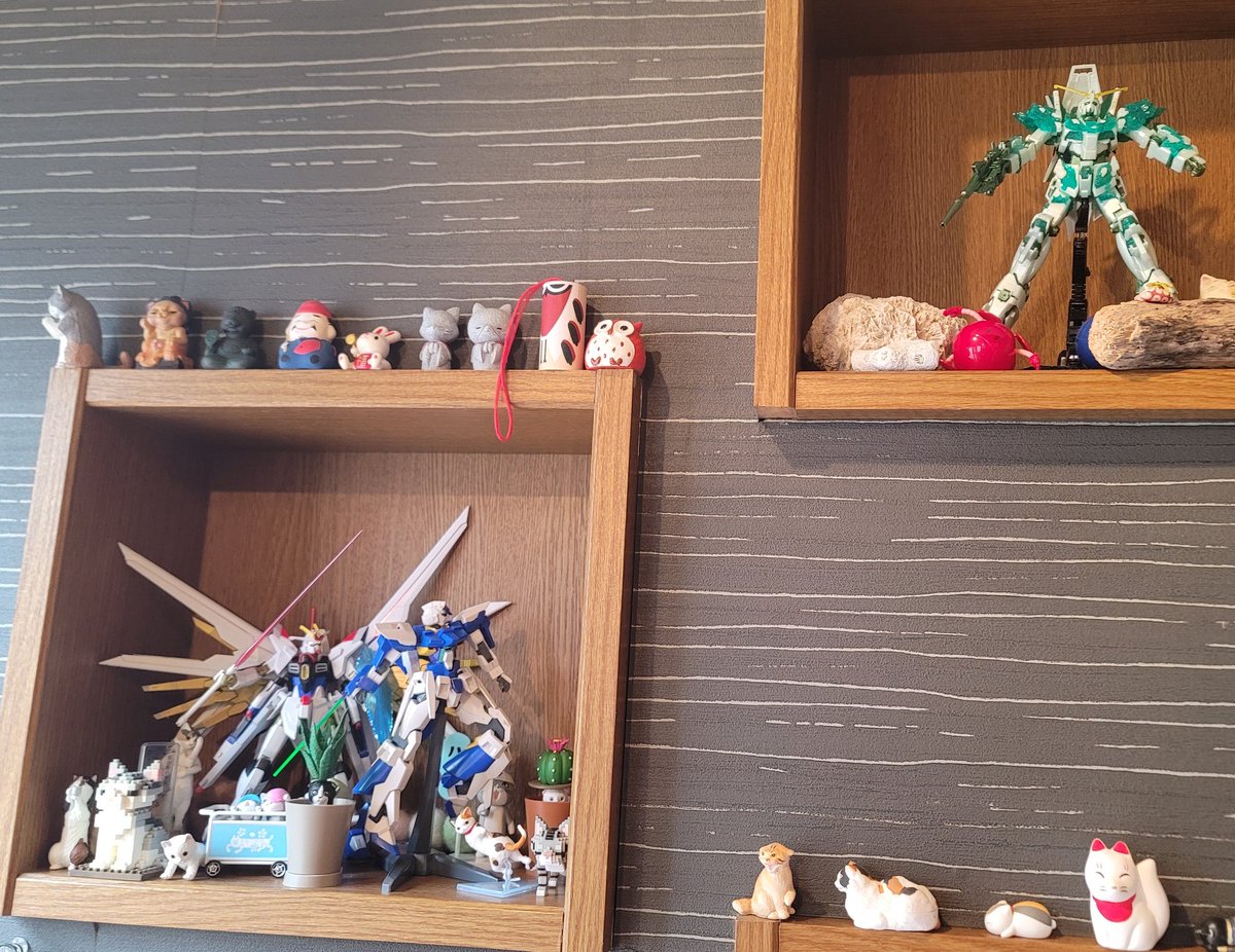 CafeMix2007's tweet photo. 緑色のユニコーンガンダムを飾っていたら、2人の甥っ子が自分のも飾ってーと言ってきて
自分の家に飾りなよと言ったのですが、
どうしてもここがいいと言うのでしばらく置いてます https://t.co/sEjdjDXyxa
