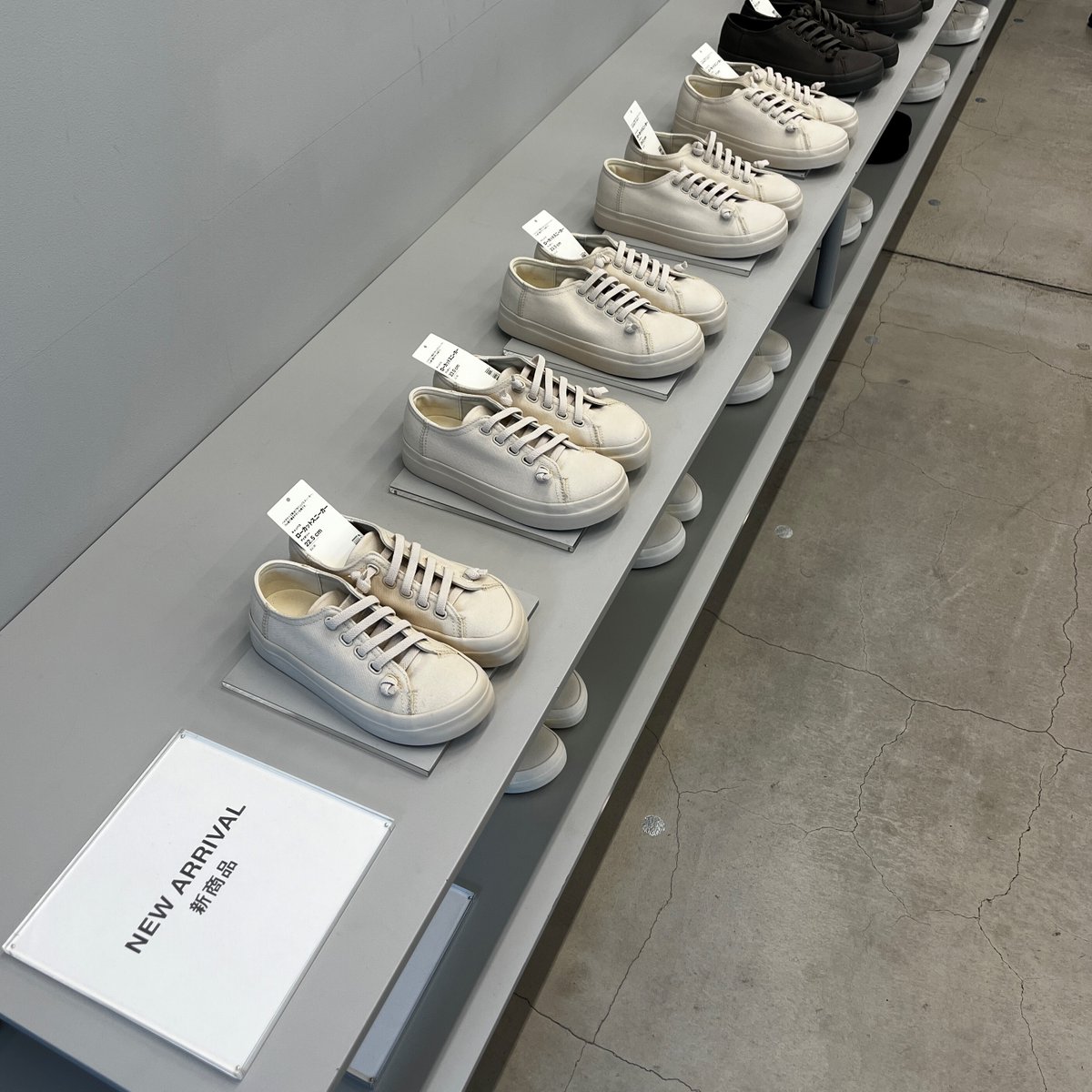 muji_net's tweet photo. 『MUJI Labo』から、バルカナイズ製法でつくった「キャンバススニーカー」が新登場。

https://t.co/crSKQirgaY https://t.co/Jf3t0yYQlN