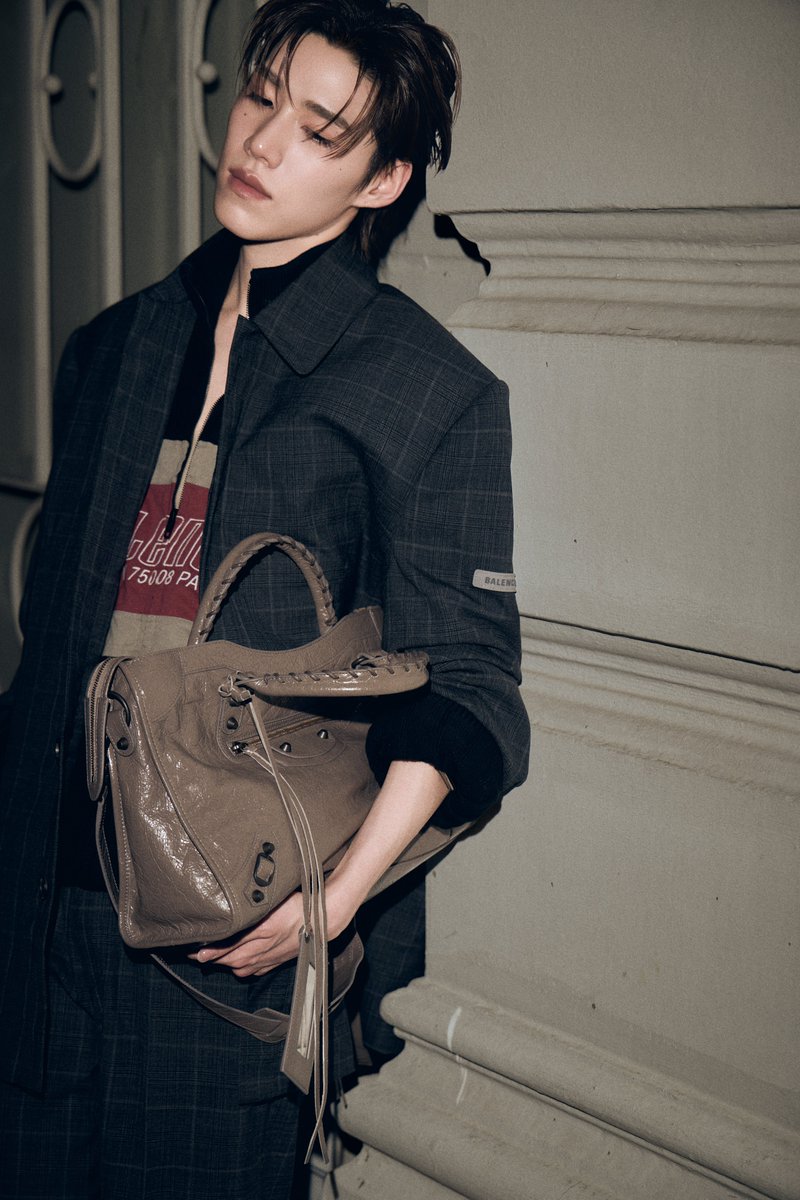 พีพี กฤษฏ์ อำนวยเดชกร แบรนด์แอมบาสเดอร์คนสำคัญของ Balenciaga ในโททัลลุคจากแบรนด์ เตรียมตัวเดินทางไปยังกรุงปารีส เพื่อเข้าร่วมชมแฟชั่นโชว์ Balenciaga Winter 26
#Balenciaga
#PPKritt
#BalenciagaWinter26xPPKrit
#CentralPhuket

พีพีสวมไอเท็มใหม่ล่าสุดจากคอลเล็กชั่น Summer 26