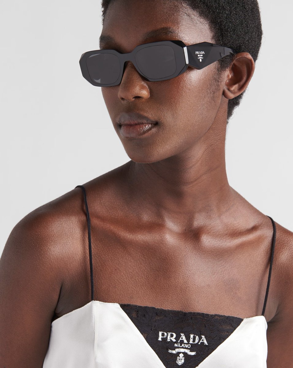 comoculosdesol's tweet photo. 💎Elegância em óculos que transformam qualquer look.
O estilo icónico da Prada nunca passa despercebido. 🕶️
#Prada #oculos #iconico #elegante #cgds https://t.co/N8vheqeMaU