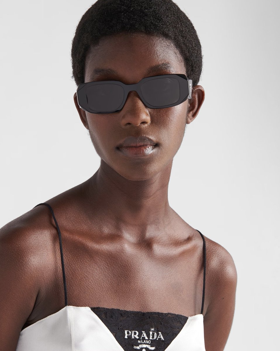 comoculosdesol's tweet photo. 💎Elegância em óculos que transformam qualquer look.
O estilo icónico da Prada nunca passa despercebido. 🕶️
#Prada #oculos #iconico #elegante #cgds https://t.co/N8vheqeMaU