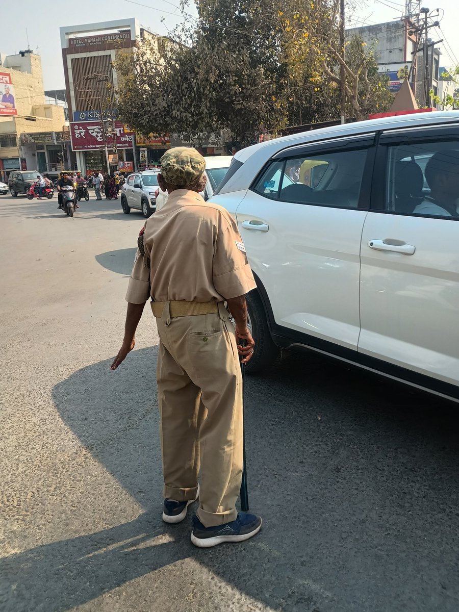 hemantV_'s tweet photo. At Bhikharipur Signal, Varanasi, a short-heighted man was seen sincerely managing traffic in a Diwan police uniform without stars/ nameplate.
Is he officially appointed by or being used unofficially without proper employment?
Authorities should verify.
@dgpup @varanasipolice https://t.co/BW6A2LePJY