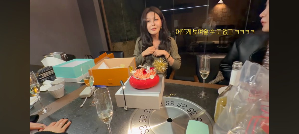 🥜: Today I'm wearing the underwear Yuri bought me (as birthday gift) last year
🥟: Ah really? What did I buy you again? *forgetting*
🥜: (The one with) Leopard pattern...
🥟: AH OMO OMO OMO really?
🥜: It's not like I can show it too...

🤣🤣🤣🤣🤣🤣🤣🤣 
이게 무슨 대화야 ㅋㅋ