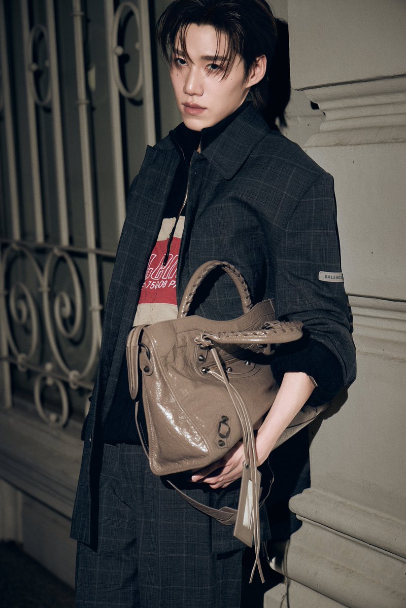 พีพี กฤษฏ์ อำนวยเดชกร แบรนด์แอมบาสเดอร์คนสำคัญของ Balenciaga ในโททัลลุคจากแบรนด์ เตรียมตัวเดินทางไปยังกรุงปารีส เพื่อเข้าร่วมชมแฟชั่นโชว์ Balenciaga Winter 26
#Balenciaga
#PPKritt
#BalenciagaWinter26xPPKrit
#CentralPhuket

พีพีสวมไอเท็มใหม่ล่าสุดจากคอลเล็กชั่น Summer 26