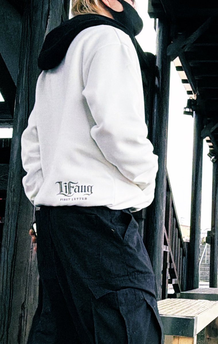 パーカーにワイドカーゴパンツを合わせてもイケてます✨️

#LiFang
#ストリートファッション
#モノトーンコーデ

LiFang First Letter Jacketのご購入はこちらから↓↓↓
lifang.official.ec