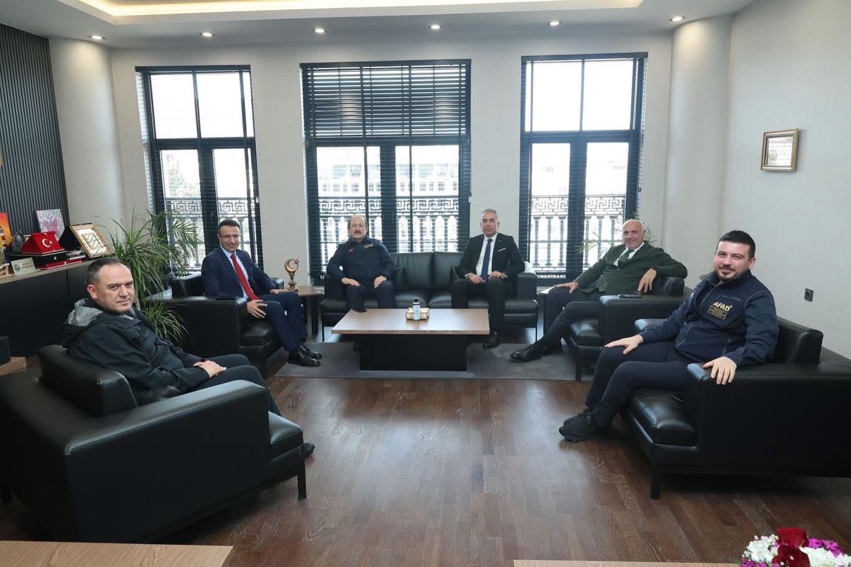 6 Şubat Depreminde İlçemizde Koordinatör Vali olarak görev yapan AFAD Başkanımız Sayın Ali Hamza PEHLİVAN Kaymakamımız Sayın Ayhan AKPAY’ı makamında ziyaret etti. Sayın Başkanımıza nazik ziyaretlerinden dolayı teşekkür ediyoruz
