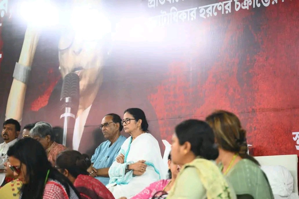 BanglarGorboMB's tweet photo. নাগরিকদের ভোটাধিকার
রক্ষা করা আমাদের অঙ্গীকার।

বাংলা-বিরোধী বিজেপির নেতৃত্বাধীন কেন্দ্রীয় সরকারের অপরিকল্পিত SIR-এর মাধ্যমে গণতন্ত্র হত্যার প্রতিবাদে এবং বাংলার বৈধ নাগরিকদের ভোটাধিকার হরণের চক্রান্তের বিরুদ্ধে ধরনা অবস্থানে জননেত্রী মমতা বন্দ্যোপাধ্যায়।
#MamataBanerjee https://t.co/JGB4hlN8k2