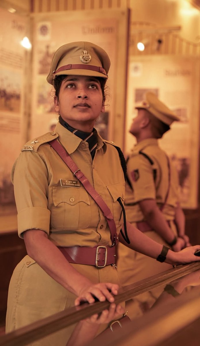 azizkavish's tweet photo. ये IPS Officer बुशरा बानो हैं....बुशरा ने एक नहीं, दो बार UPSC  क्लियर किया, 

बुशरा  सऊदी अरब में अपने पति और बच्चे के साथ रह रही थीं। वह सऊदी यूनिवर्सिटी में असिस्टेंट प्रोफेसर के पद पर कार्यरत थीं। 

अच्छी नौकरी और माँ बनने के बाद भी उनका सपना था UPSC क्लियर करना

उनके पति की भी अच्छी जॉब थी। बुशरा का सपना पूरा करने के लिए पति ने  भी भरपूर साथ दिया और जॉब छोड़ 2016 में भारत आ गए

भारत लौट कर बुशरा ने  UPSC की तैयारी शुरू कर दी और 2018 में  पहले प्रयास में AIR 277 हासिल की। 

लेकिन बुशरा का सपना IPS बनने का था, इसलिए उन्होंने फिर परीक्षा दी और 2020 में AIR 234 रैंक के साथ IPS अधिकारी बन गईं। 

आज वह गर्व से Indian Police Service में कार्यरत हैं और देश की सेवा कर रही हैं।