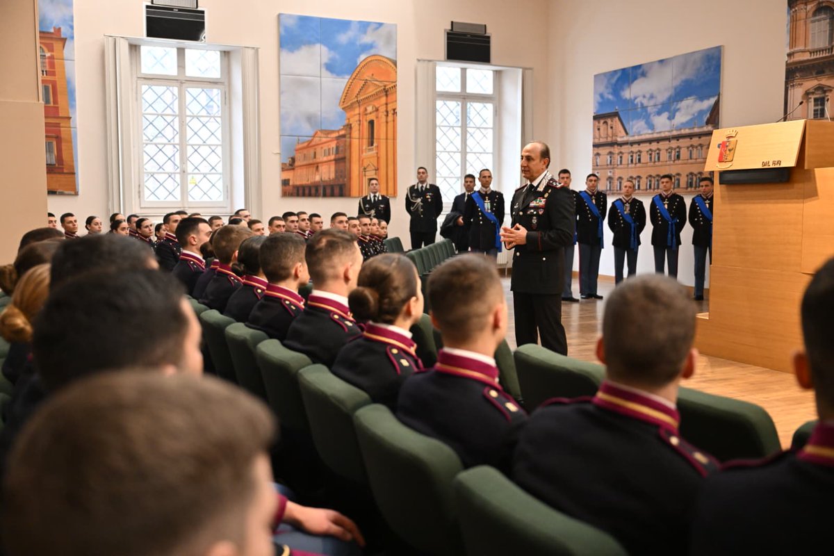 _Carabinieri_'s tweet image. “L’Accademia non deve essere soltanto per voi un momento formativo, ma prima di tutto la base per creare una comunità di intenti e di ideali”. Così il Com. Gen. dell'Arma Salvatore Luongo agli Allievi Ufficiali del Btg. #Carabinieri, prima della cerimonia di Giuramento a #Modena