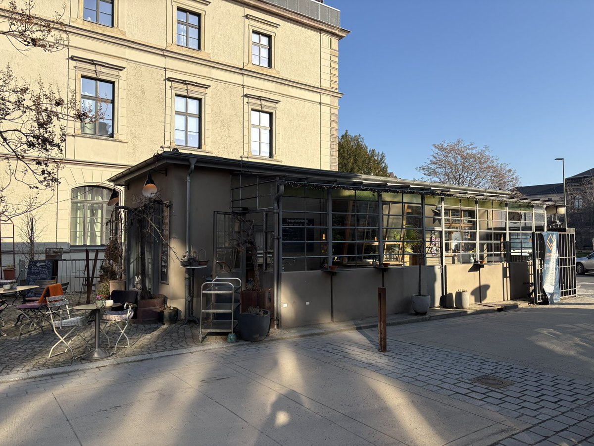 ufleku2's tweet image. Der heutige #elfertee wird Ihnen präsentiert aus der ehemaligen 
Pförtner-Bude im Kraftwerk Mitte 
#prost #TL 😊
Wieder ne Baustelle im Kraftwerk abgeschlossen 👍