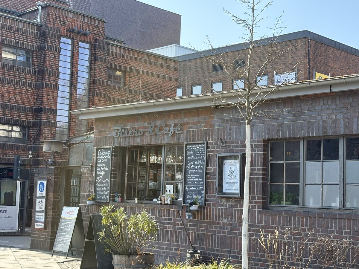 ufleku2's tweet image. Der heutige #elfertee wird Ihnen präsentiert aus der ehemaligen 
Pförtner-Bude im Kraftwerk Mitte 
#prost #TL 😊
Wieder ne Baustelle im Kraftwerk abgeschlossen 👍