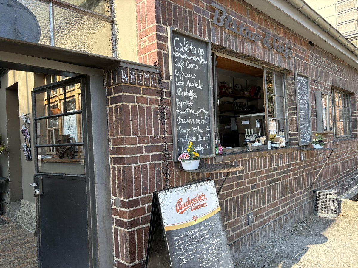 ufleku2's tweet image. Der heutige #elfertee wird Ihnen präsentiert aus der ehemaligen 
Pförtner-Bude im Kraftwerk Mitte 
#prost #TL 😊
Wieder ne Baustelle im Kraftwerk abgeschlossen 👍