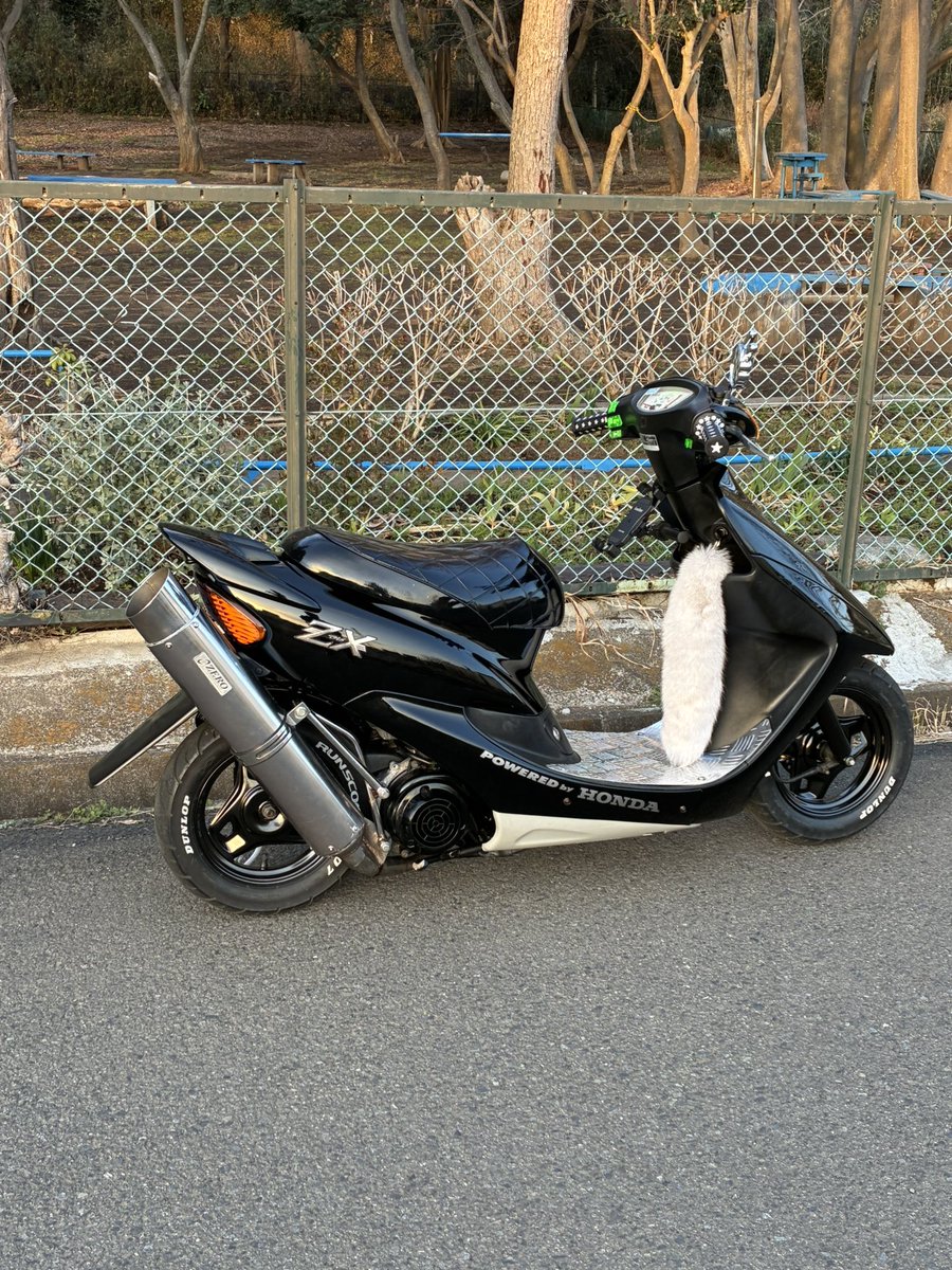 LiveDioZX0226's tweet photo. マフラーがカウルやフェンダーに当たらないギリギリで少し車高下げて進化した🛵

段差でセンタースタンド部分のフレームを擦ってアセッタゾ💦（初体験） https://t.co/9D4EvnMRtP