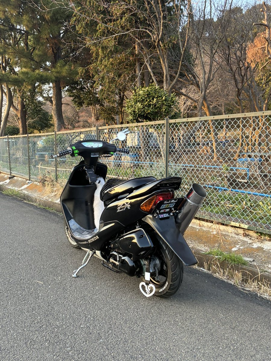 LiveDioZX0226's tweet photo. マフラーがカウルやフェンダーに当たらないギリギリで少し車高下げて進化した🛵

段差でセンタースタンド部分のフレームを擦ってアセッタゾ💦（初体験） https://t.co/9D4EvnMRtP