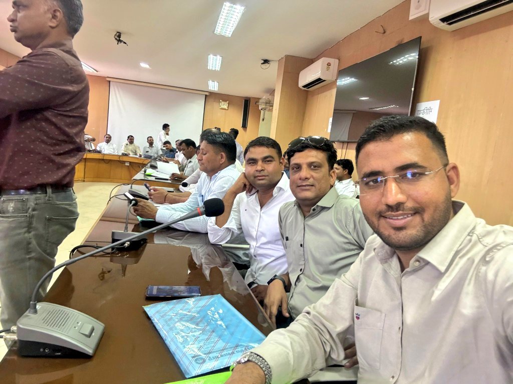 आज नए सत्र हेतु आयोजित शिक्षा विभाग की मीटिंग में राजस्थान एकीकृत शिक्षक महासंघ <a href="/RESMA_7/">राजस्थान एकीकृत शिक्षक महासंघ</a> की ओर से प्रतिनिधित्व के तौर पर प्रदेश संयोजक <a href="/Dadarwal7/">Harpal Dadarwal</a> जी और प्रदेश महामंत्री <a href="/SKT_Choudhary/">Shakti Choudhary</a> जी ने प्रतिनिधित्व के तौर पर शिरकत की है।
शिक्षा विभाग में कार्यरत शिक्षकों एवं कर्मचारियों से