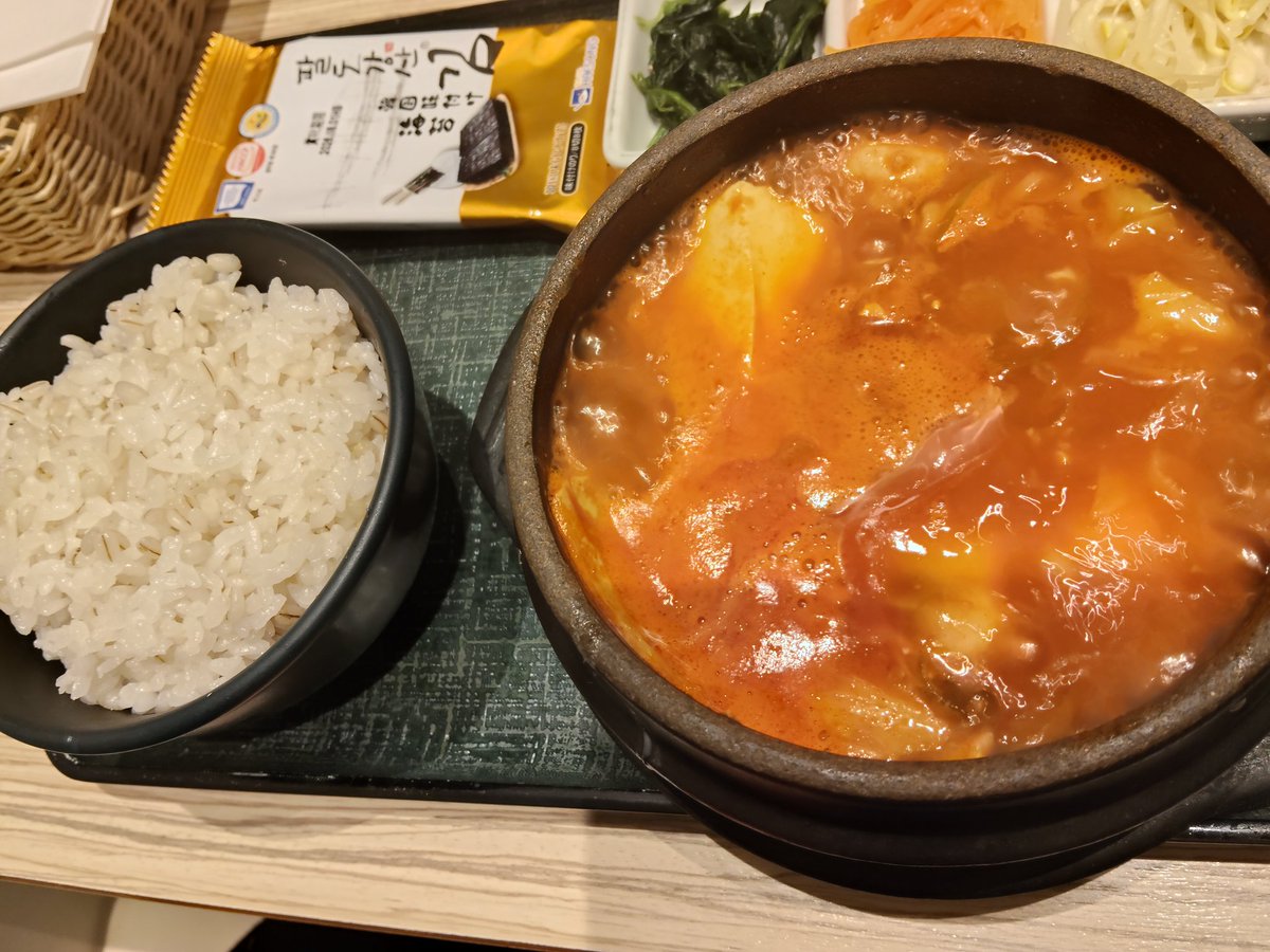 つっっっっかれた！！！久々の立ち仕事店員楽しかった。
夕飯はスンドゥブ。
あと2日立ち仕事頑張る！