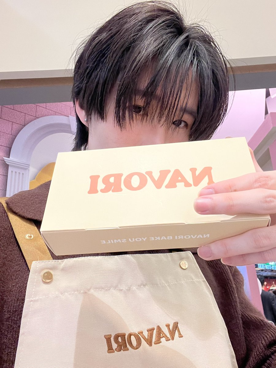 akekumkorn's tweet photo. รับบทพ่อค้าจำเป็น w/ @kietatar #NAVORIBKK #NAVORI https://t.co/RQtkm9pfEc