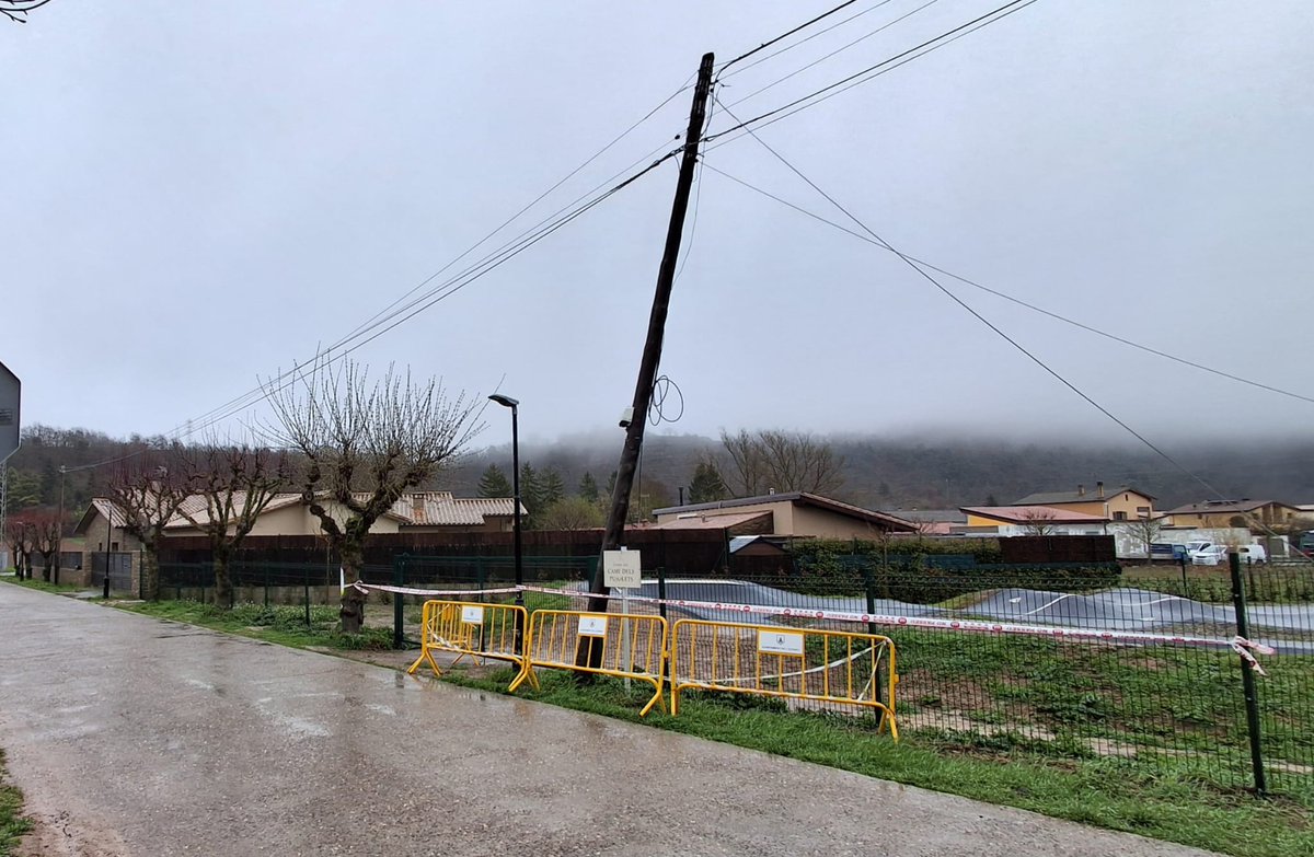 AjEstany's tweet photo. L'@AjEstany reclama que s'actuï d'urgència en el pal de telefonia del camí de Pujolets  

📰Llegeix la notícia tota la informació 
https://t.co/YP4sno627C
▶️S'ha contactat reiteradament amb l'empresa responsable de la infraestructura perquè intervingui https://t.co/B7KpJ5QRV3