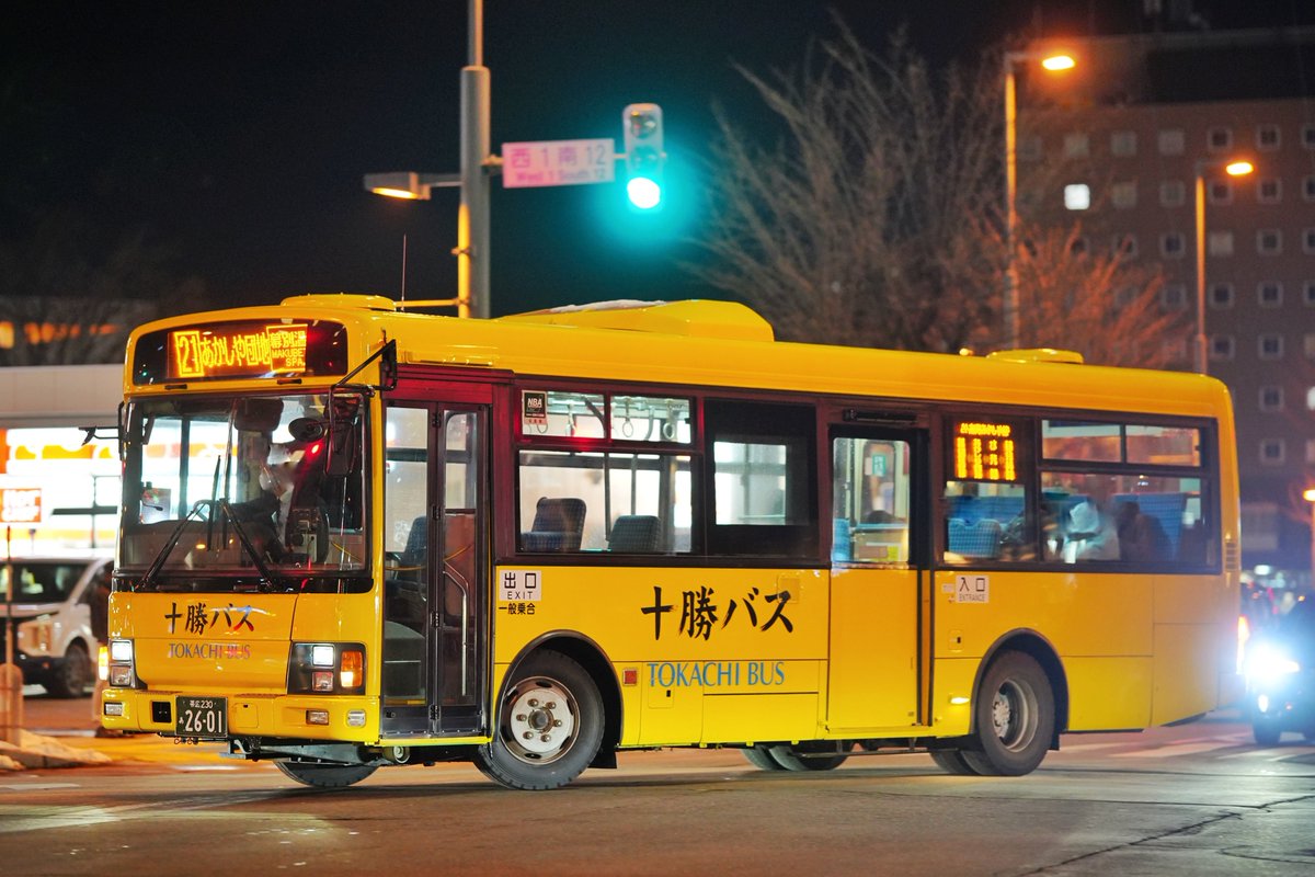 vpcf90's tweet photo. 十勝バス 帯広230あ2601
00年式エルガミオ KK-LR233J1 (ワンステップ)
←奈良交通 奈良200か133

ついに車椅子マークのない交通バリアフリー法施行前の車までやってきました...
この2年ほどで9m中型車は9台減となるも移籍増は今回でやっと7台という状況で、車両繰りも苦慮している様子
26.3.6 https://t.co/G59kxDhNKN