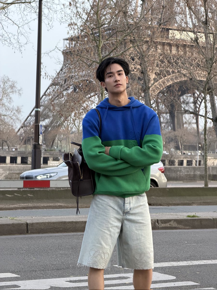 Tawan_V's tweet photo. 💙💚
#LOEWE 
#LOEWEFW26 https://t.co/xBT34OsUdc