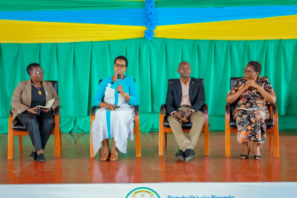 MusanzeDistrict's tweet photo. Abitabiriye ibi biganiro bagejejweho ikiganiro kibanze ku muryango utekanye no gufatira hamwe ingamba zo gukemura ibibazo by'amakimbirane mu muryango n'ingaruka zayo ku bawugize, bacyunguranaho ibitekerezo hagamijwe kubaka umuryango utekanye, urangwa n'ubufatanye mu iterambere. https://t.co/8gvSDbLutg