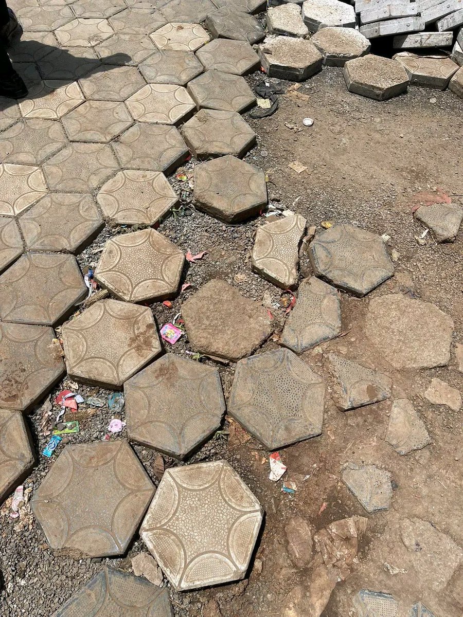 wambuijoan2024's tweet photo. Kama kuna county govt iko na sharp boys ni Nairobi

Jamaa wanakaa chini ,Wanaambiana Cabros si zitanasa watu, Jamaa zinakubali kuweka Cabros.

Finishing nayo inakaaa namna hii hapa chini

Kumbe sharp boys wamepiga hesabu ya kurudia tender every year.

The finishing is never by mistake or chance Inakuanga mchezo wa taon 

Na" si Mliona Cabros zikiwekwa na zikaharibika🤣🤣"

Let no one ever fool you ati ni shoddy job. It’s sharp boys as work. Next year money will be allocated ya kuinstall hizo cabros tena. 

Ni mbayaaaa🤣