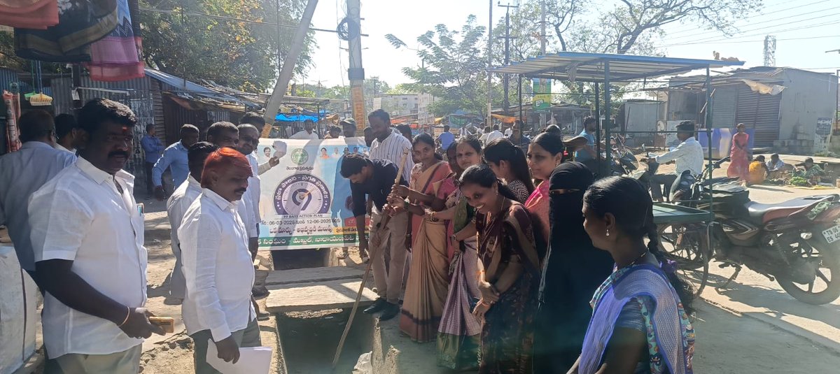 CommisionerMak1's tweet photo. Praja Palana-Pragathi Pranalika Launch of 99 days program Taken pledge &amp; Cleaning of drainage in Makthal,CP&amp;VPC,MC sir, Councilors Participated
#PrajaPalanaPragatiPranalika99daysactionplan
#swachhsurvekshan2025 #TelanganaRising2047 @SwachhBharatGov, @SwachhBharat, @MoHUA_India https://t.co/CmwnZdfQH3