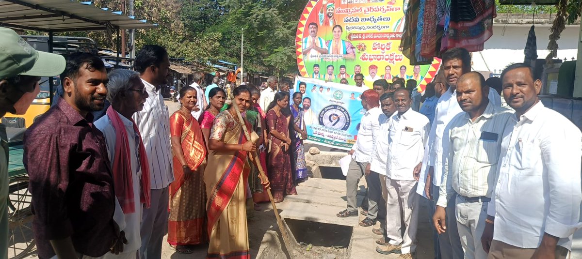 CommisionerMak1's tweet photo. Praja Palana-Pragathi Pranalika Launch of 99 days program Taken pledge &amp; Cleaning of drainage in Makthal,CP&amp;VPC,MC sir, Councilors Participated
#PrajaPalanaPragatiPranalika99daysactionplan
#swachhsurvekshan2025 #TelanganaRising2047 @SwachhBharatGov, @SwachhBharat, @MoHUA_India https://t.co/CmwnZdfQH3