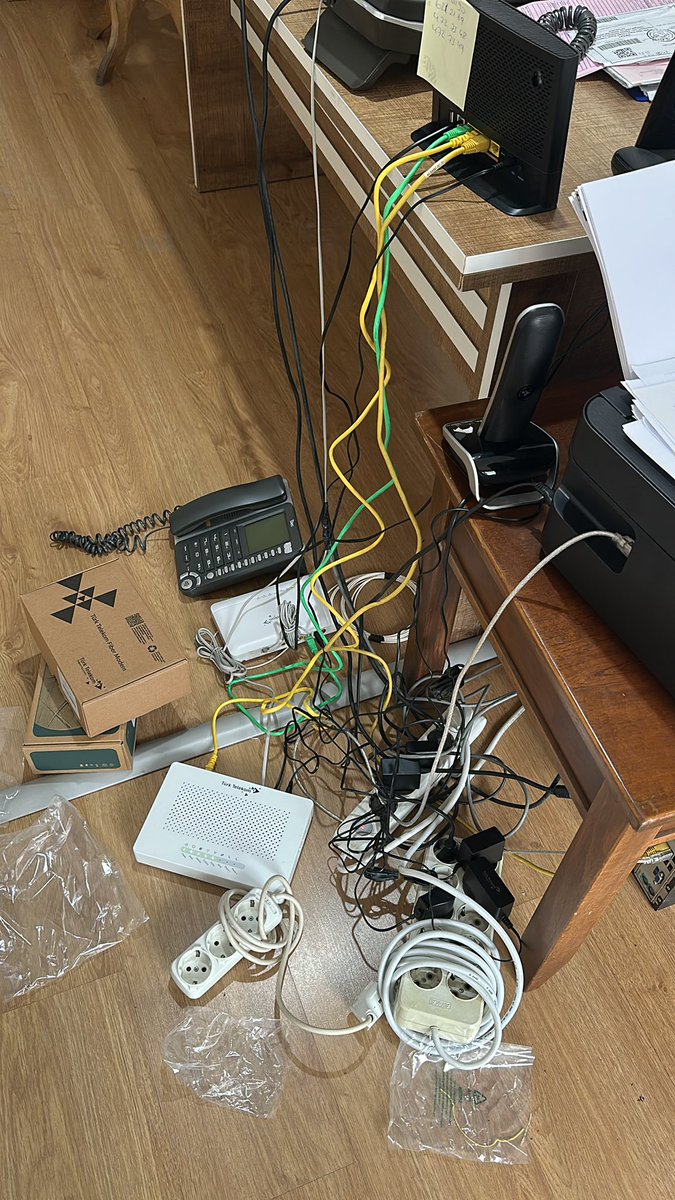 AliAyilmazdir's tweet photo. Bugün gelen ekip etüt yaptı, kablolara baktı ve gitti.
Hafta bitti… internet hâlâ yok. Bu konuda artık dost ülkelerden destek bekliyoruz.

Hizmet No: 7041481919

#TürkTelekom #FiberNerede #İnternetYok #Altyapı #Bağlanıyor #TTNet #İstanbul #cuma #ramazan #savaş https://t.co/ERBqCB1uyv