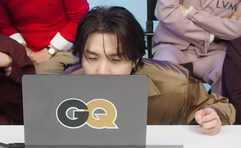 miniscalico's tweet photo. woi bapak2 bgt ngeliat laptopnya 😭😭😭😭😭 https://t.co/wxiLNRjz0I