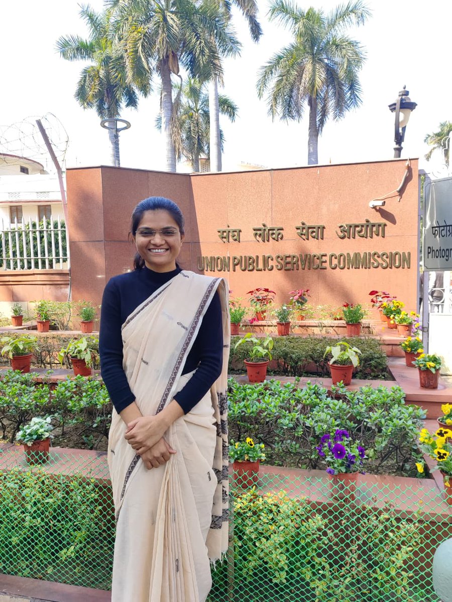 संगमनेर तालुक्यातील नान्नज दुमाला येथील श्री.अशोक लक्ष्मण गायकवाड यांची कन्या कु. ऋतुजा अशोक गायकवाड हिने 2025 मध्ये घेण्यात आलेल्या संघ लोक सेवा आयोग (UPSC) परीक्षेत ऑल इंडिया 106 वा क्रमांक मिळवत IAS पदासाठी निवड निश्चित केली आहे.

ग्रामीण भागातून आलेल्या ऋतुजाने कठोर परिश्रम,