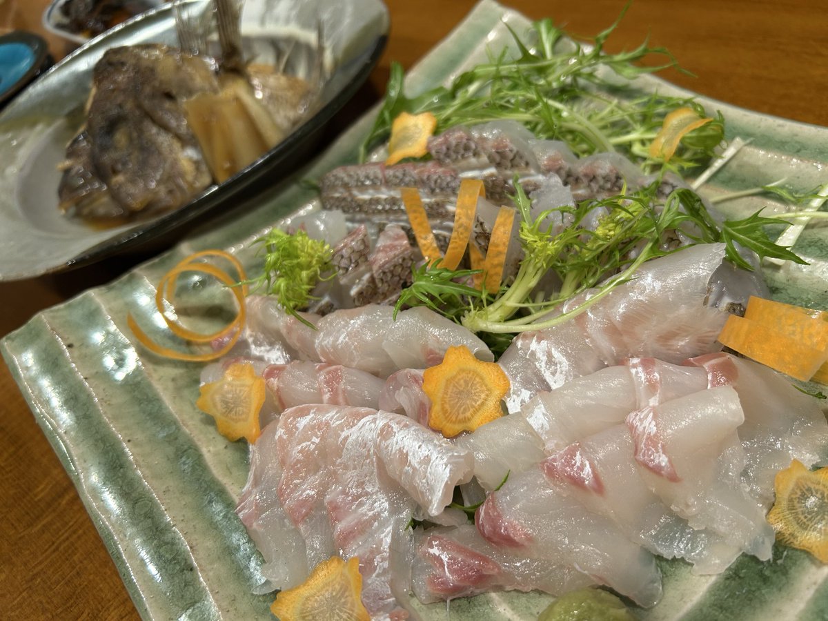 ryorinintochan's tweet photo. 知り合いに今日釣った鯛もらったので造りと鯛アラ煮にしといたw https://t.co/TKA9WZDrKU