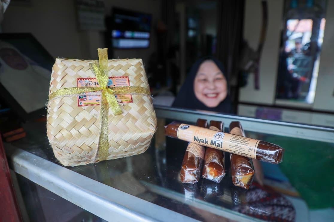 RadioElshinta's tweet photo. Gubernur DKI Jakarta, Pramono Anung didampingi Ketua Dewan Adat Majelis Kaum Betawi sekaligus mantan Gubernur DKI Jakarta, Fauzi Bowo, mengunjungi pusat produksi Dodol Betawi Nyak Mai di Srengseng Sawah, Jagakarsa, Jakarta Selatan, Jumat (6/3). (Bai)
#Dodol #PramonoAnung #GubernurDKIJakarta #Betawi