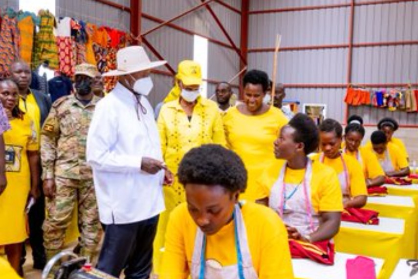 ashaba_mariam2's tweet photo. Ugandans have President Museveni at Heart because he wants everyone out of poverty ..let it sink.
#INDvsENG,#doingfortomorrowtoday,#WomenConventionUG,President Yoweri Museveni,#freakyweekend,International Women https://t.co/lWTmjZPAfU
