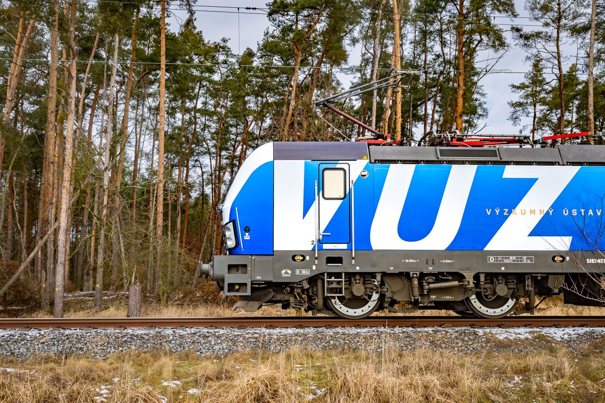 as_vuz's tweet photo. Copak to tu máme za fešáka? 👀
Vectron v novém polepu @as_vuz se na jeden den proměnil v model profesionálního fotografa na Malém zkušebním okruhu ve #ZCV. A nutno říct, že před objektivem mu to opravdu slušelo! 📷
Co na něj říkáte vy? Líbí se vám jeho nový kabát? https://t.co/f9zYCoNTS6