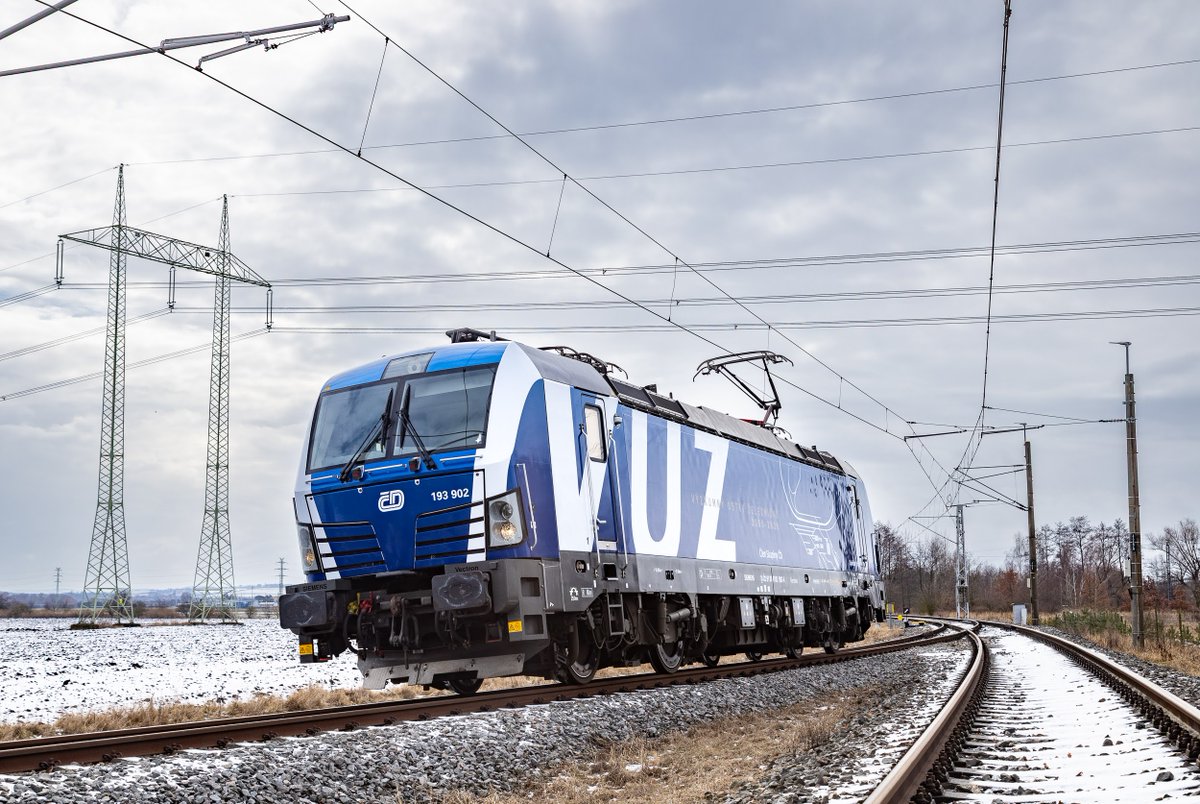 as_vuz's tweet photo. Copak to tu máme za fešáka? 👀
Vectron v novém polepu @as_vuz se na jeden den proměnil v model profesionálního fotografa na Malém zkušebním okruhu ve #ZCV. A nutno říct, že před objektivem mu to opravdu slušelo! 📷
Co na něj říkáte vy? Líbí se vám jeho nový kabát? https://t.co/f9zYCoNTS6