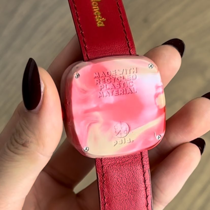 SERIUS INI KEREN BANGET 😭

ternyata ada jam tangan yang dibuat dari limbah tutup botol plastik. keren banget, jadi aksesoris tapi sekalian bantu ngurangin sampah ♻️✨