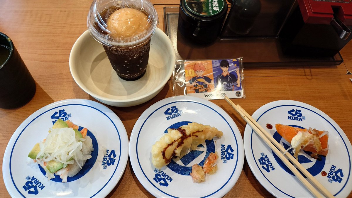 NAYUTA_FFRK's tweet photo. 何だかんだでコラボメニュー全部頼んでた💨
カードコンプ&amp;クリアファイルあざます🧡
びっくらポンは翔ちゃん目当てで結果惨敗…
またリベンジします〜…ぐぬぬ！😖😣

みかん真鯛美味しかったー！🍊✨

#くら寿司フォトチャレンジ https://t.co/6xVGdKwo2x