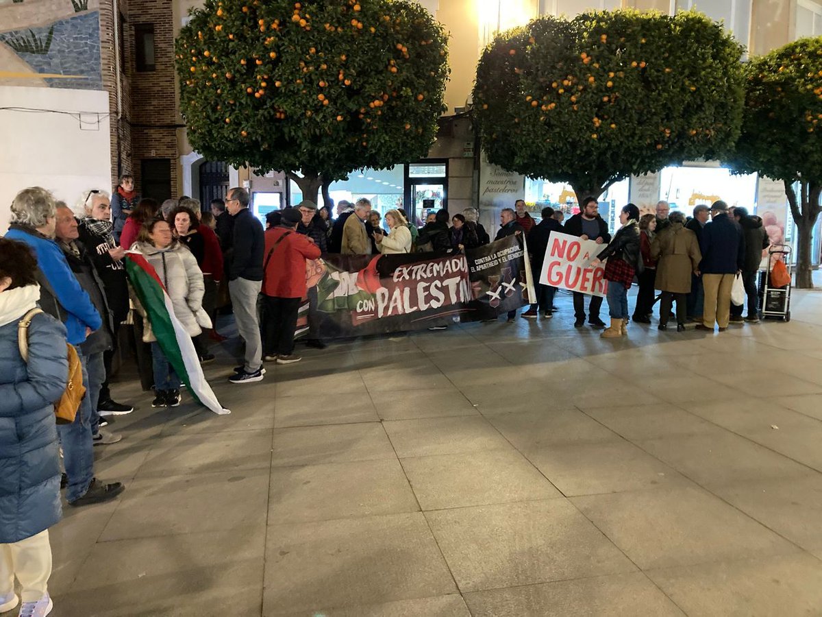 📣 Contra las guerras. Contra los genocidios. Contra la OTAN. Contra las bases militares extranjeras. Contra el imperialismo.

🕊 La #Mérida por la Paz volvió a manifestarse este jueves en la Puerta de la Villa.