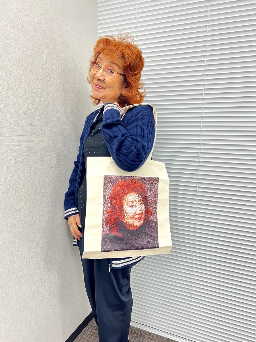 FAVOLC1's tweet photo. ついにこの瞬間が…！📸
ご本人とお写真撮らせていただきました。

そしてこちらの商品、
ご本人から正式に許可をいただいているコラボアイテムです。

ファンの皆さまにはきっと特別な一品になるはず…✨

購入はこちらから
🛒 https://t.co/euo39FpPr7 ⬅︎ ⬅︎ ⬅︎

#野沢雅子 https://t.co/3dcVWi1I7A