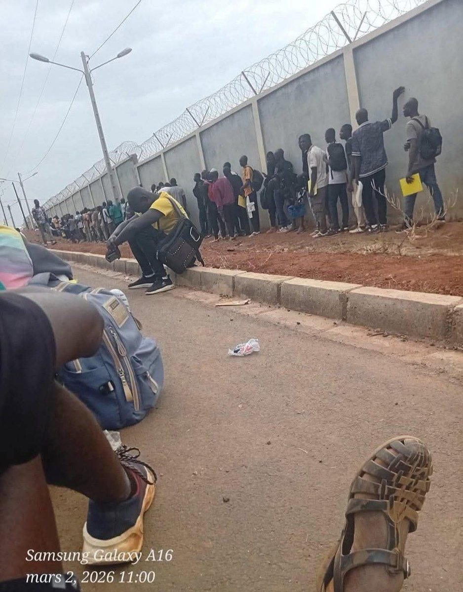 🇨🇮 Chaque matin à 4h, des jeunes font la queue aux portes des zones industrielles pour espérer un travail journalier.
S’ils sont choisis, ils mangent ce jour-là. Sinon… demain sera un autre combat.
Notre jeunesse veut travailler, vivre du fruit de ses mains.